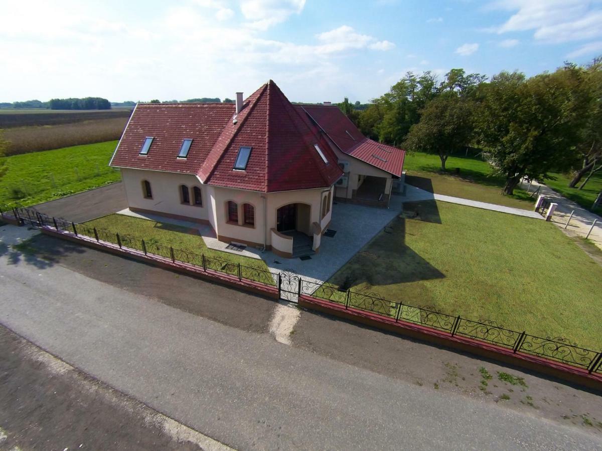 Tiszavilag Pihenohaz Hotel Tiszakécske Exterior foto