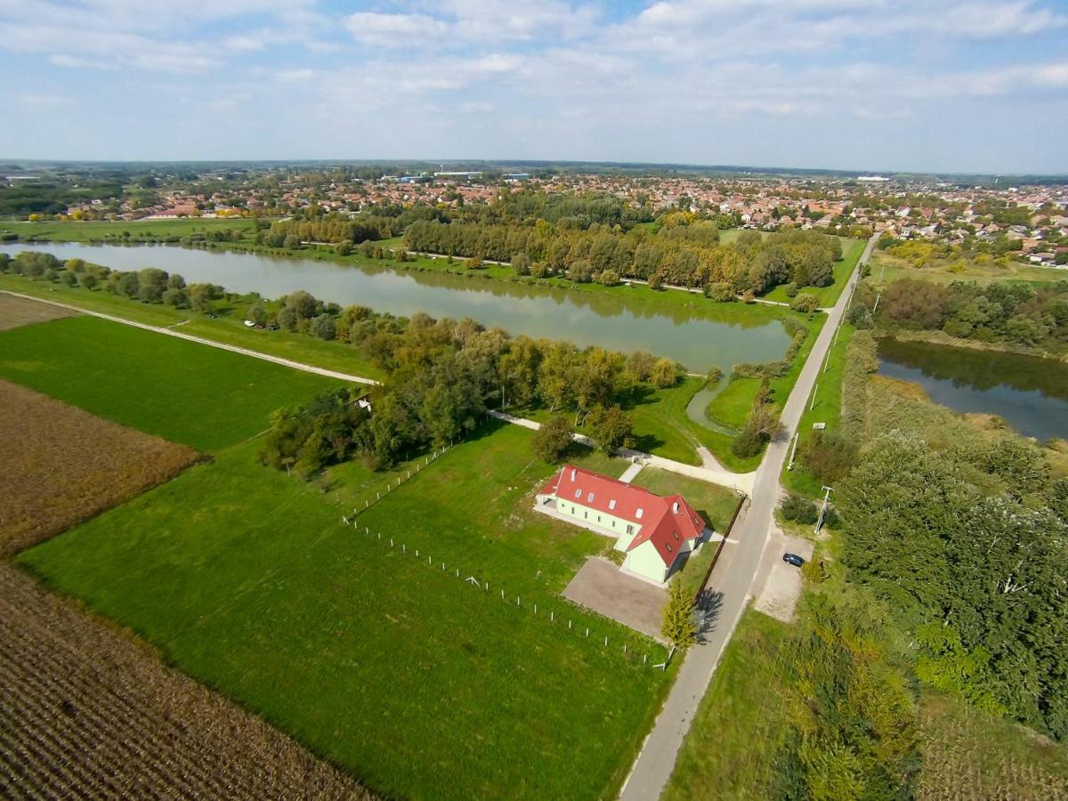 Tiszavilag Pihenohaz Hotel Tiszakécske Exterior foto