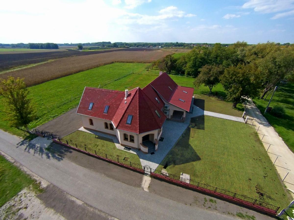 Tiszavilag Pihenohaz Hotel Tiszakécske Exterior foto