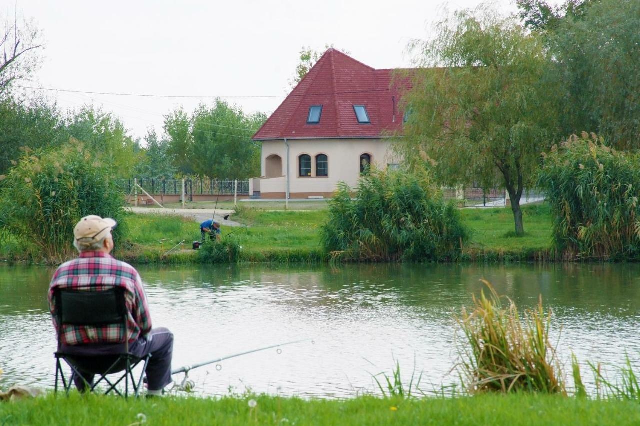 Tiszavilag Pihenohaz Hotel Tiszakécske Exterior foto