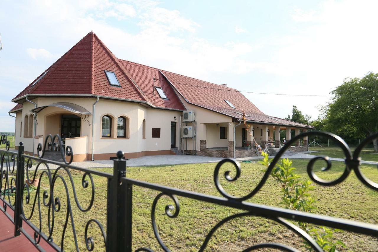 Tiszavilag Pihenohaz Hotel Tiszakécske Exterior foto