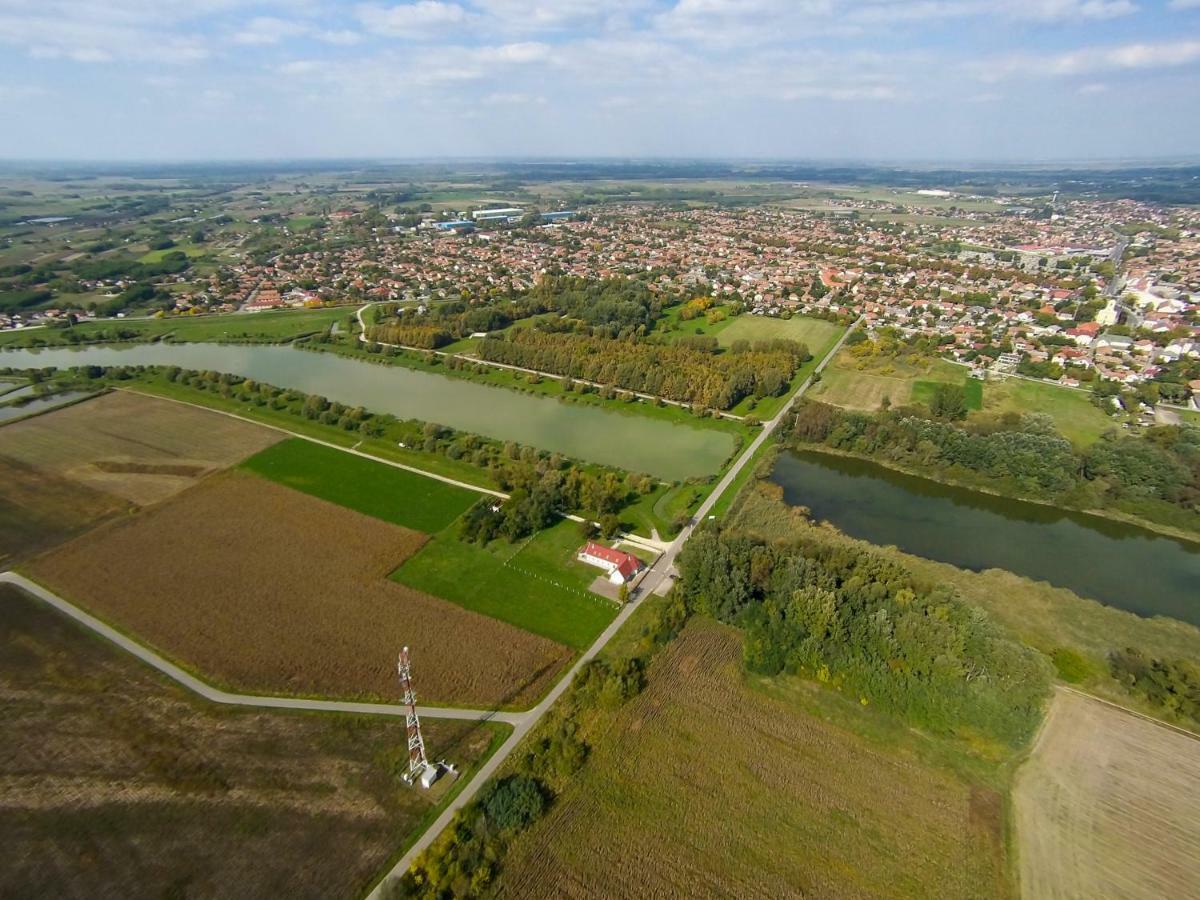 Tiszavilag Pihenohaz Hotel Tiszakécske Exterior foto